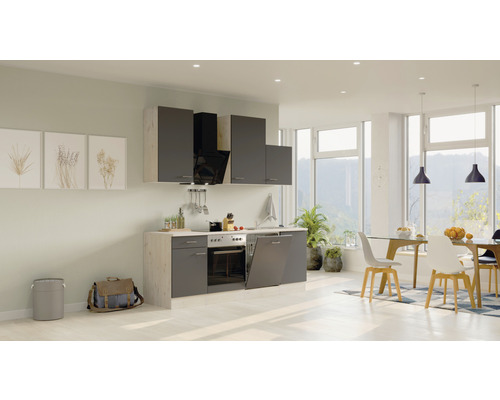 Lichte keuken met eettafel en grote ramen voor veel daglicht