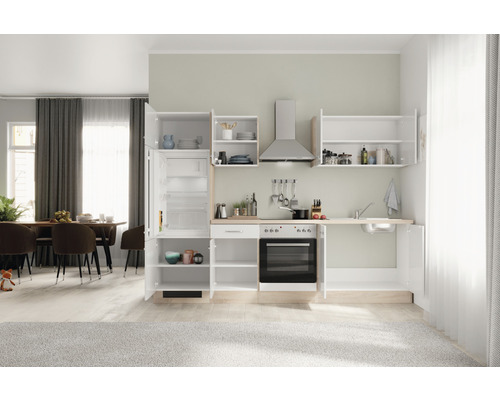 Lichte keuken met koelkast, gootsteen, fornuis en afzuigkap in een open ruimte