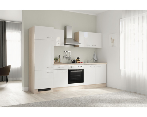 Lichte keuken met witte kasten en roestvrijstalen afzuigkap