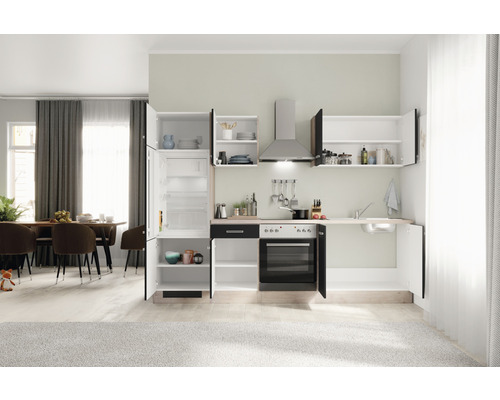 Inbouwkeuken met koelkast, fornuis, gootsteen en hangkasten in een lichte ruimte