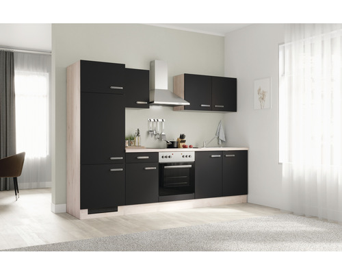 Lichte keuken met zwarte kasten, afzuigkap en elektrisch fornuis