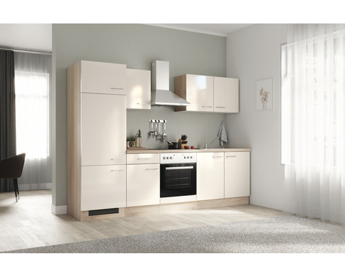 Complete keuken met hangkasten, afzuigkap en inbouwfornuis in een lichte, modern ingerichte ruimte.