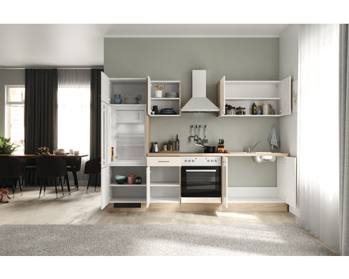 Keukenblok met hangende elementen, wasbak, fornuis en koelkast in een lichte ruimte