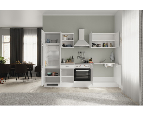 Lichte keuken met elektrische apparaten en opbergruimte