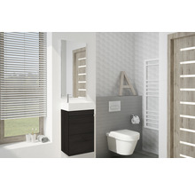 Badkamer met wastafel, spiegelkast, toilet en radiator