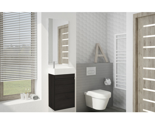 Badkamer met wastafel, spiegelkast, toilet en radiator