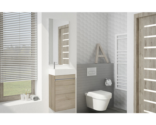 Moderne badkamer met wastafel, spiegelkast, toilet en radiator