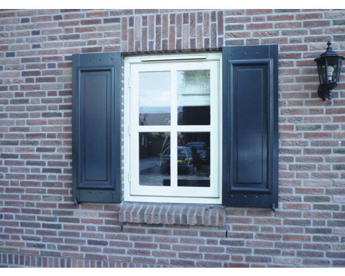Raam met luiken in een bakstenen muur