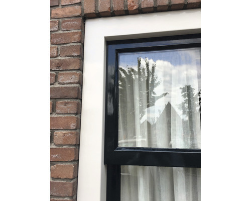 Raam met kozijn en uitzicht naar buiten