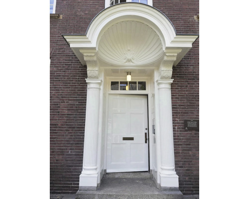 Voordeur met ornamenten aan een gebouw