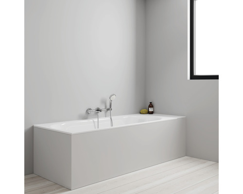 Badkamer met ingebouwd ligbad, kraan en handdouche