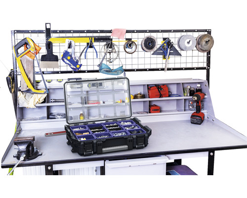 Werkbank met bankschroef, gereedschapskist en gereedschappen