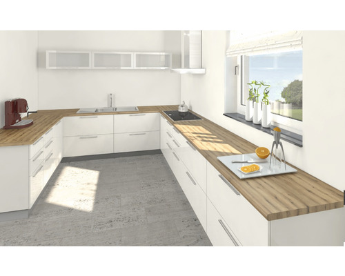 Lichte keuken met witte kasten en werkbladen in houtlook.