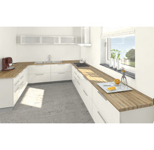 Lichte keuken met witte kasten en werkbladen met houtlook