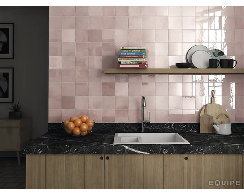 Keukenscène met tegelwand, gootsteen en keukengerei