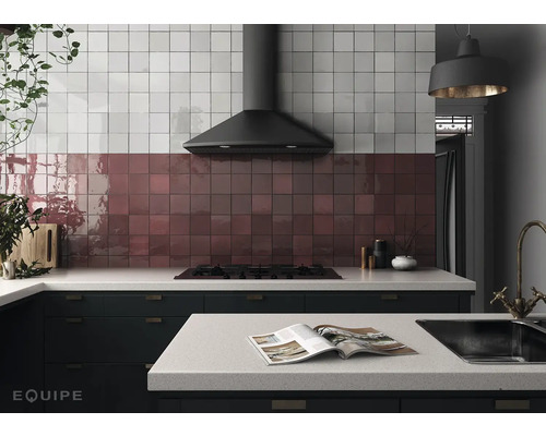 Keukenscène met tegels, afzuigkap en kookplaat