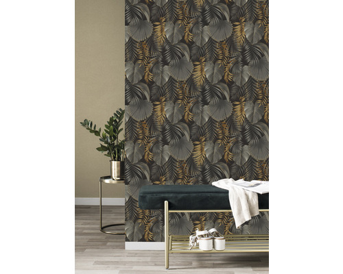 Kamerweergave met een patroonbehang met een botanisch bladmotief.