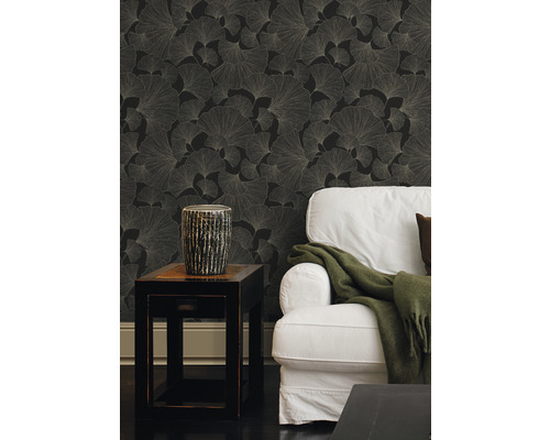 Woonkamer met zwart behang met ginkgo bladmotief, bijzettafel en bank