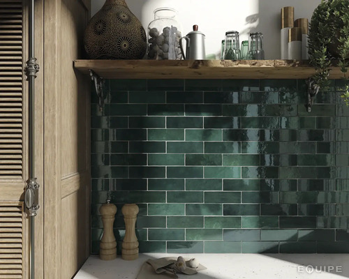 Wanddecoratie met glanzende, rechthoekige, groene tegels in de keuken.