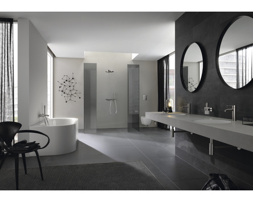 Badkamer met ligbad, douche, wastafelmeubel met twee wastafels en spiegels