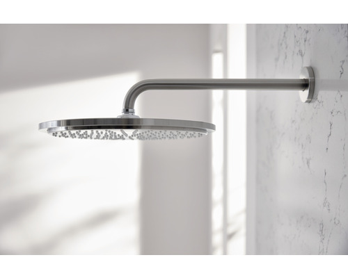 Moderne metalen hoofddouche voor wandmontage in de badkamer.