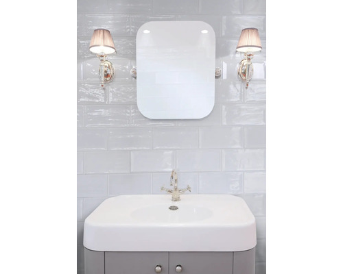 Badkamer met wastafel, spiegel en wandlampen