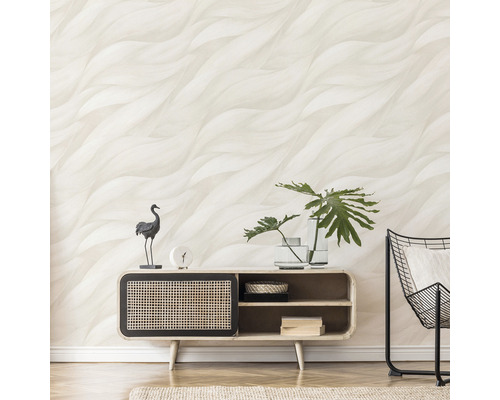 Woonkamer met patroonbehang, dressoir en decoraties.