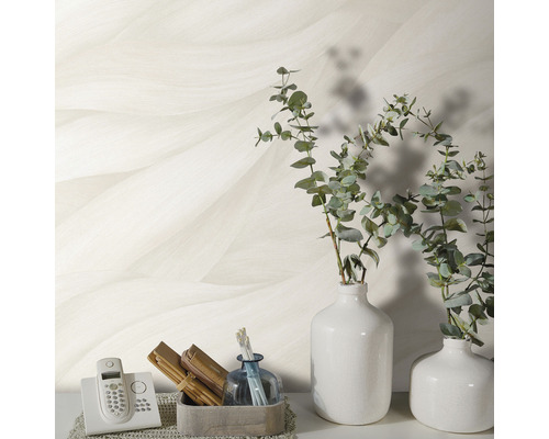 Lichtkleurig behang met golfpatroon, gecombineerd met decoratieve items