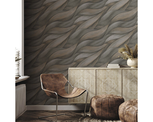 Woonkamer met bruin designbehang, dressoir en leren fauteuil