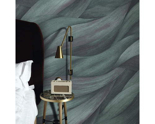 Slaapkamer met patroonbehang, nachtkastje en lamp