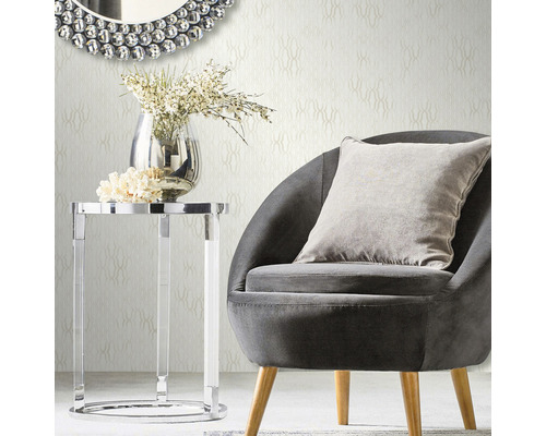 Decoratieve woonkamer met fauteuil, bijzettafel en spiegel