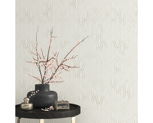 Decoratieve kamer met patroonbehang, tafel en bloemenvaas.