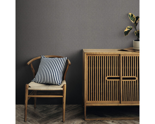 Interieurvoorbeeld met een grijs structuurbehang, een houten kast en een stoel met gestreept kussen.