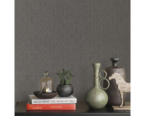 Grijs, gedessineerd behang met decoratieve objecten op een plank