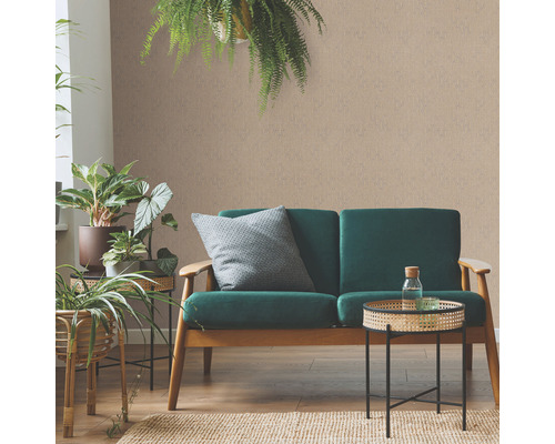 Woonkamer met groene bank, planten en decoratie