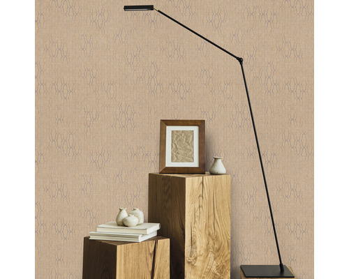 Decoratieve kamer met behang met patroon, staande lamp, fotolijst en decoratieve objecten