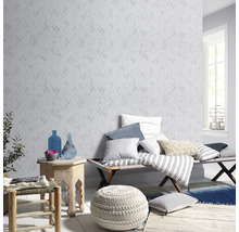 Lichte kamer met patroonbehang, zitplaatsen en decoratieve elementen