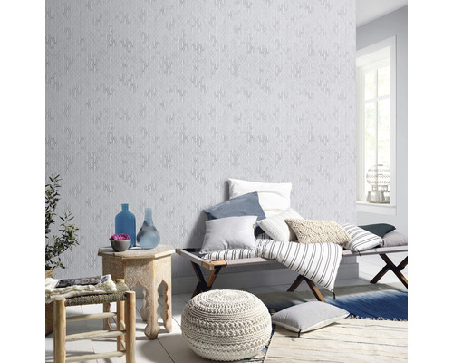 Lichte kamer met patroonbehang, zitplaatsen en decoratieve elementen