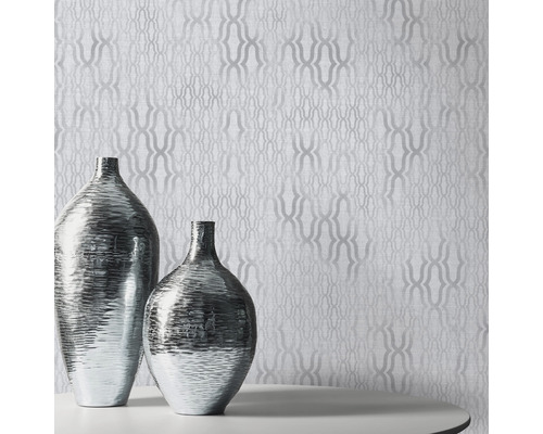 Decoratief behang met zilverkleurig patroon en twee vazen