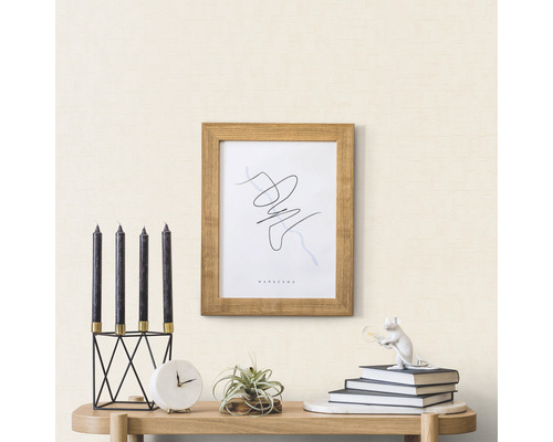 Decoratie met kaarsen, foto, klok, plant en boeken op een tafel