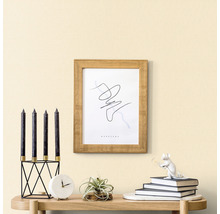 Decoratieve scène met kaarsen, klok, plant, lijst en decoratief figuur op een tafel