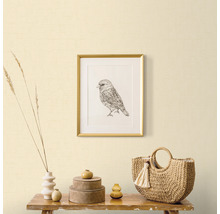 Scene met tafel, decoratie en een ingelijste vogeltekening