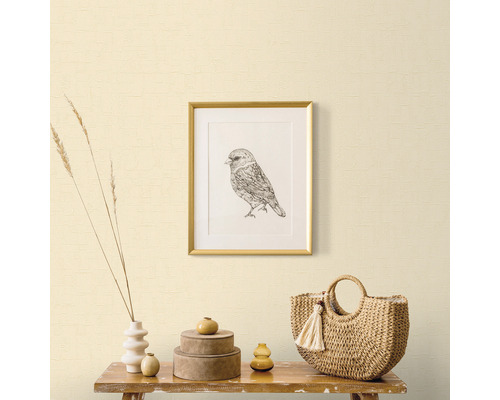 Scene met tafel, decoratie en een ingelijste vogeltekening