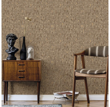 Kamerweergave met bruin patroonbehang, commode en houten stoel