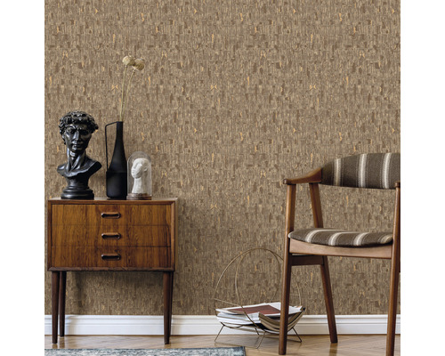 Kamerweergave met bruin patroonbehang, commode en houten stoel