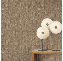 Close-up van een muur met een bruin patroonbehang en decoratieve objecten op een houten tafel