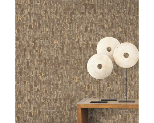 Close-up van een muur met een bruin patroonbehang en decoratieve objecten op een houten tafel