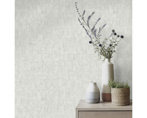 Lichtkleurig behang met abstracte textuur en vazen op een tafel