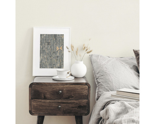 Decoratieve slaapkamerambiance met nachtkastje, ingelijste afbeelding, vaas en bed