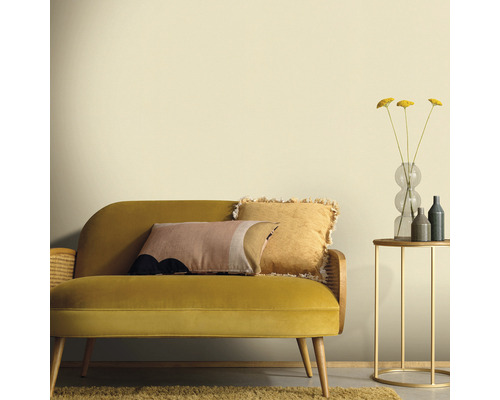 Woonkamer met gele bank, kussens, bijzettafel en vaas